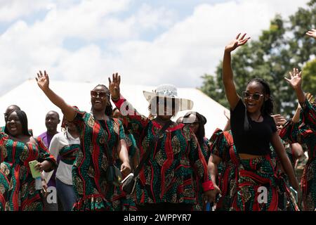 Lusaka, Sambia. März 2024. Sambische Frauen nehmen am 8. März 2024 am Internationalen Frauentag in Lusaka, Sambia, Teil. Sambia hat am Freitag gemeinsam mit dem Rest der Welt den Internationalen Frauentag begangen, wobei Präsident Hakainde Hichilema sagte, dass Investitionen in Frauen eine moralische Verpflichtung sowie eine Menschenrechtsfrage seien. Quelle: Peng Lijun/Xinhua/Alamy Live News Stockfoto