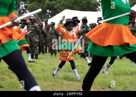 Lusaka, Sambia. März 2024. Sambische Kinder nehmen am 8. März 2024 am Internationalen Frauentag in Lusaka, Sambia, Teil. Sambia hat am Freitag gemeinsam mit dem Rest der Welt den Internationalen Frauentag begangen, wobei Präsident Hakainde Hichilema sagte, dass Investitionen in Frauen eine moralische Verpflichtung sowie eine Menschenrechtsfrage seien. Quelle: Peng Lijun/Xinhua/Alamy Live News Stockfoto