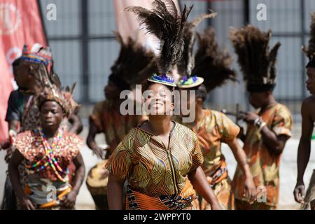 Lusaka, Sambia. März 2024. Sambische Frauen tanzen während des Internationalen Frauentags in Lusaka, Sambia, am 8. März 2024. Sambia hat am Freitag gemeinsam mit dem Rest der Welt den Internationalen Frauentag begangen, wobei Präsident Hakainde Hichilema sagte, dass Investitionen in Frauen eine moralische Verpflichtung sowie eine Menschenrechtsfrage seien. Quelle: Peng Lijun/Xinhua/Alamy Live News Stockfoto