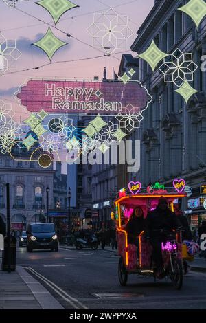 London, UK, 8. März 2024. Eine Ramadan-Lichtinstallation, bestehend aus 30.000 Glühbirnen, kehrt für das zweite Jahr in der Coventry Street zurück, vor dem islamischen heiligen Monat. Das Lichtdisplay war das erste seiner Art in Europa, das von einer gemeinnützigen Organisation und öffentlichen Spenden finanziert wurde. Quelle: Eleventh Photography/Alamy Live News Stockfoto