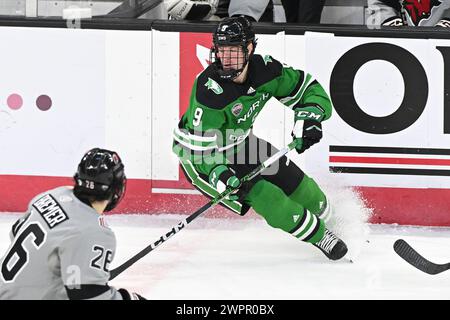 North Dakota Fighting Hawks Stürmer Jackson Blake (9) spielt den Puck während eines NCAA-Hockeyspiels zwischen den University of North Dakota Fighting Hawks und den Omaha Mavericks in der Baxter Arena, Omaha, NE am Freitag, den 8. März 2024. Foto von Russell Hons/CSM Stockfoto