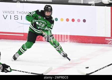 Der Stürmer Owen McLaughlin (22) aus North Dakota Fighting Hawks (22) übergibt den Puck während eines NCAA-Hockeyspiels zwischen den University of North Dakota Fighting Hawks und den Omaha Mavericks in der Baxter Arena, Omaha, NE am Freitag, den 8. März 2024. Foto von Russell Hons/CSM Stockfoto