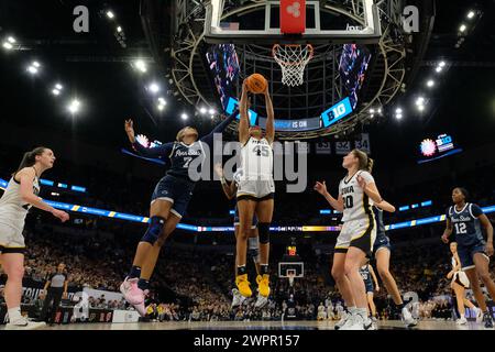 Minneapolis, Minnesota, USA. März 2024. Iowa Hawkeyes Stürmer HANNAH STUELKE (45) schießt für 2 während eines Viertelfinalspiels zwischen Iowa und Penn State beim TIAA Big10 Women's Basketball Tournament 2024 im Target Center am 7. März 2024. Iowa gewann 95:62. (Kreditbild: © Steven Garcia/ZUMA Press Wire) NUR REDAKTIONELLE VERWENDUNG! Nicht für kommerzielle ZWECKE! Stockfoto