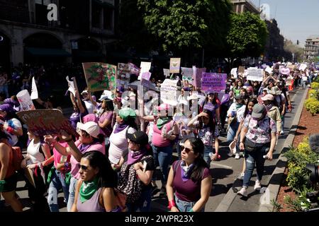 Mexiko-Stadt, Mexiko. März 2024. Frauen nehmen an der Demonstration zum Internationalen Frauentag Teil, um gegen Femizide zu protestieren. Hunderte von Frauen nehmen an Protesten auf der ganzen Welt Teil, um den Internationalen Frauentag zu feiern. Am 8. März 2024 in Mexiko-Stadt, Mexiko (Credit Image: © Luis Barron/eyepix via ZUMA Press Wire) NUR REDAKTIONELLE VERWENDUNG! Nicht für kommerzielle ZWECKE! Stockfoto