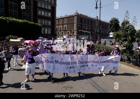 Mexiko-Stadt, Mexiko. März 2024. Frauen nehmen an der Demonstration zum Internationalen Frauentag Teil, um gegen Femizide zu protestieren. Hunderte von Frauen nehmen an Protesten auf der ganzen Welt Teil, um den Internationalen Frauentag zu feiern. Am 8. März 2024 in Mexiko-Stadt, Mexiko (Credit Image: © Luis Barron/eyepix via ZUMA Press Wire) NUR REDAKTIONELLE VERWENDUNG! Nicht für kommerzielle ZWECKE! Stockfoto