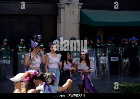 Mexiko-Stadt, Mexiko. März 2024. 8. März 2024, Mexiko-Stadt: Frauen nehmen an der Demonstration zum Internationalen Frauentag Teil, um gegen Femizide zu protestieren. Hunderte von Frauen nehmen an Protesten auf der ganzen Welt Teil, um den Internationalen Frauentag zu feiern. Am 8. März 2024 in Mexico City, Mexiko (Foto: Luis Barron/Eyepix Group/SIPA USA). Quelle: SIPA USA/Alamy Live News Stockfoto