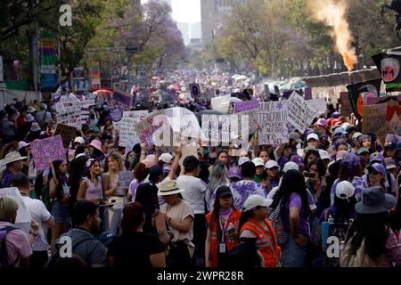 Mexiko-Stadt, Mexiko. März 2024. 8. März 2024, Mexiko-Stadt: Frauen nehmen an der Demonstration zum Internationalen Frauentag Teil, um gegen Femizide zu protestieren. Hunderte von Frauen nehmen an Protesten auf der ganzen Welt Teil, um den Internationalen Frauentag zu feiern. Am 8. März 2024 in Mexico City, Mexiko (Foto: Luis Barron/Eyepix Group/SIPA USA). Quelle: SIPA USA/Alamy Live News Stockfoto