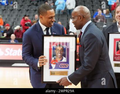 St. Louis, Usa. Dezember 2024. Curtis Granderson (L), ehemaliger Outfield der Detroit Tigers, nimmt seine Auszeichnung vom Missouri Valley Conference Commissioner Jeff Jackson entgegen, als er während des Missouri Valley Conference Turniers im Enterprise Center in St. in die Hall of Fame der Konferenz aufgenommen wurde Louis am Freitag, 8. März 2024. Er spielte 16 Spielzeiten in der Major League Baseball für die Detroit Tigers, New York Yankees, New York Mets, Los Angeles Dodgers, Toronto Blue Jays, Milwaukee Brewers und Miami Marlins. Foto: Bill Greenblatt/UPI Credit: UPI/Alamy Live News Stockfoto