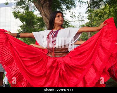 Lima, Peru. März 2024. Aktivistinnen in rot-weiß gekleidet, die im Rahmen der Aktivitäten zum Internationalen frauentag, der jeden 8. März international begangen wird, auf die Straße gingen, um ihre Rechte zu fordern. Quelle: Fotoholica Presseagentur/Alamy Live News Stockfoto