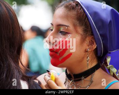 Lima, Peru. März 2024. Eine Aktivistin mit rot gefärbtem Gesicht, als Tausende von Frauen auf die Straße gingen, um ihre Rechte zu fordern, im Rahmen der Aktivitäten zum Internationalen Frauentag, der jeden 8. März international gefeiert wird. Quelle: Fotoholica Presseagentur/Alamy Live News Stockfoto