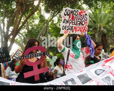 Lima, Peru. März 2024. "Wir wollen einander am Leben" kann auf einem feministischen Symbol gelesen werden, als Tausende von Frauen im Rahmen der Aktivitäten zum Internationalen frauentag, der jeden 8. März international gefeiert wird, auf die Straße gingen, um ihre Rechte zu fordern. Quelle: Fotoholica Presseagentur/Alamy Live News Stockfoto