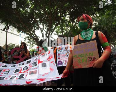 Lima, Peru. März 2024. Tausende von Frauen gingen auf die Straße, um ihre Rechte zu fordern, im Rahmen der Aktivitäten zum Internationalen Frauentag, der jeden 8. März international begangen wird. Quelle: Fotoholica Presseagentur/Alamy Live News Stockfoto