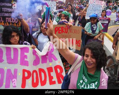 Lima, Peru. März 2024. Eine Aktivistin, die eine Rauchfackel schwenkte, als Tausende von Frauen auf die Straße gingen, um ihre Rechte zu fordern, im Rahmen der Aktivitäten zum Internationalen Frauentag, der jeden 8. März international gefeiert wird. Quelle: Fotoholica Presseagentur/Alamy Live News Stockfoto