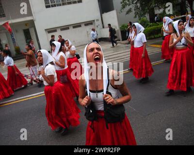 Lima, Peru. März 2024. Wütende Aktivistinnen schreien, als Tausende von Frauen auf die Straße gingen, um ihre Rechte zu fordern, im Rahmen der Aktivitäten zum Internationalen Frauentag, der jeden 8. März international gefeiert wird. Quelle: Fotoholica Presseagentur/Alamy Live News Stockfoto