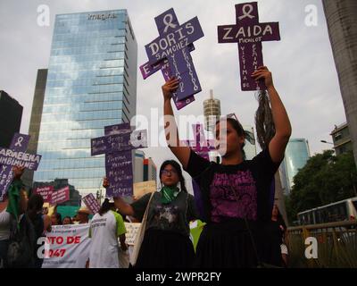 Lima, Peru. März 2024. Eine Frau, die Kreuze mit den Namen ermordeter Frauen hält, als Tausende von Frauen im Rahmen der Aktivitäten zum Internationalen frauentag, der jeden 8. März international begangen wird, auf die Straße gingen, um ihre Rechte zu fordern. Quelle: Fotoholica Presseagentur/Alamy Live News Stockfoto