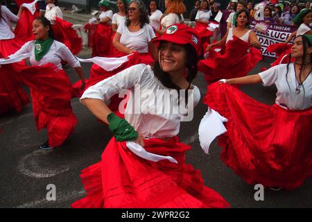 Lima, Peru. März 2024. Aktivistinnen in rot-weiß gekleidet, die im Rahmen der Aktivitäten zum Internationalen frauentag, der jeden 8. März international begangen wird, auf die Straße gingen, um ihre Rechte zu fordern. Quelle: Fotoholica Presseagentur/Alamy Live News Stockfoto