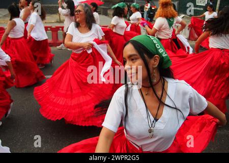 Lima, Peru. März 2024. Aktivistinnen in rot-weiß gekleidet, die im Rahmen der Aktivitäten zum Internationalen frauentag, der jeden 8. März international begangen wird, auf die Straße gingen, um ihre Rechte zu fordern. Quelle: Fotoholica Presseagentur/Alamy Live News Stockfoto