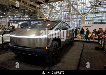 Der Tesla Cybertruck ist ein elektrischer Pickup-Truck mit futuristischem, eckigem Design, fortschrittlichen technologischen Funktionen und einem robusten Edelstahl Stockfoto