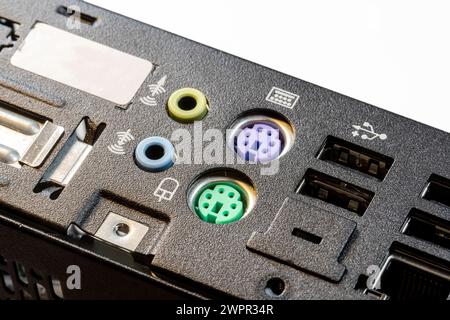 Nahansicht eines PC-Mainboards mit alten, veralteten, nicht mehr verwendeten PS 2 -Anschlüssen für Tastatur und Maus sowie USB-Anschlüssen alten Technol Stockfoto