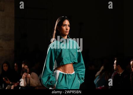 Lissabon, Portugal. März 2024. Während der Decenio X Molnm Fashion Show im ModaLisboa for Good, der Lissabon Fashion Week in Lisboa, spaziert ein Model auf dem Laufsteg. (Foto: Bruno de Carvalho/SOPA Images/SIPA USA) Credit: SIPA USA/Alamy Live News Stockfoto