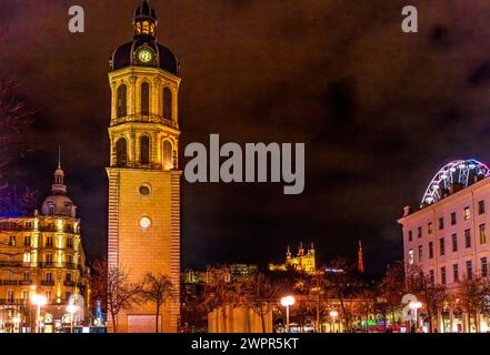 Bell Tower Old Charity Hospital Place Bellecoeur Riesenrad Notre Dame Basilika Nachtgebäude Stadtbild Lyon Frankreich. Krankenhaus gebaut in 1617 Demol Stockfoto