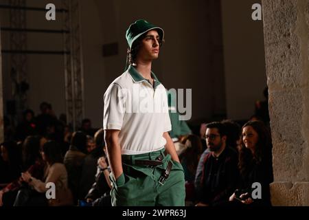 Lissabon, Portugal. März 2024. Während der Decenio X Molnm Fashion Show im ModaLisboa for Good, der Lissabon Fashion Week in Lisboa, spaziert ein Model auf dem Laufsteg. Quelle: SOPA Images Limited/Alamy Live News Stockfoto