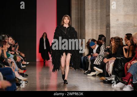 Lissabon, Portugal. März 2024. Während der Modenschau Sangue Novo im ModaLisboa for Good, der Lissabonner Fashion Week in Lisboa, spaziert ein Model auf dem Laufsteg. Quelle: SOPA Images Limited/Alamy Live News Stockfoto