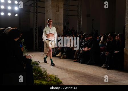 Lissabon, Portugal. März 2024. Während der Decenio X Molnm Fashion Show im ModaLisboa for Good, der Lissabon Fashion Week in Lisboa, spaziert ein Model auf dem Laufsteg. Quelle: SOPA Images Limited/Alamy Live News Stockfoto