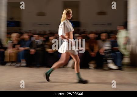 Lissabon, Portugal. März 2024. Während der Decenio X Molnm Fashion Show im ModaLisboa for Good, der Lissabon Fashion Week in Lisboa, spaziert ein Model auf dem Laufsteg. Quelle: SOPA Images Limited/Alamy Live News Stockfoto