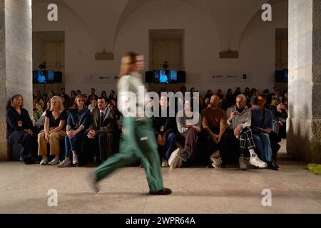 Lissabon, Portugal. März 2024. Während der Decenio X Molnm Fashion Show im ModaLisboa for Good, der Lissabon Fashion Week in Lisboa, spaziert ein Model auf dem Laufsteg. Quelle: SOPA Images Limited/Alamy Live News Stockfoto