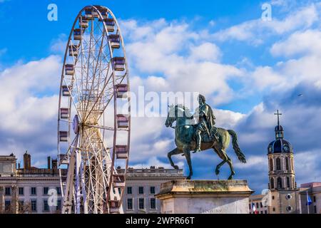 Riesenrad Weihnachtsdekoration König Louis XIV Statue Old Charity Hospital Place Bellecoeur Lyon Frankreich. Die Statue wurde 1826 von dem Bildhauer Francois Fr. geschaffen Stockfoto