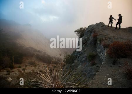 Mount Wilson, Kalifornien, USA – 29. September 2019: Eine Yucca-Pflanze umrahmt den Eaton Saddle Trail und Wanderer entlang des Mount Lowe. Stockfoto