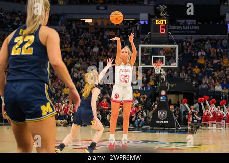 Minneapolis, Minnesota, USA. März 2024. Die Indiana Hoosiers-Wache SYDNEY PARRISH (33) schießt für 3/ während eines Viertelfinalspiels zwischen Indiana und Michigan beim TIAA Big10 Women's Basketball Tournament 2024 im Target Center am 7. März 2024. Michigan gewann 69:56. (Kreditbild: © Steven Garcia/ZUMA Press Wire) NUR REDAKTIONELLE VERWENDUNG! Nicht für kommerzielle ZWECKE! Stockfoto