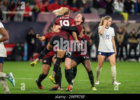 Kanadierin Vanessa Gilles (14) feiert mit der Stürmerin Adriana Leon (19), nachdem sie während des CONCACAF W Gold Cu mit einem Elfmeterschießen den Punktestand erreicht hatte Stockfoto