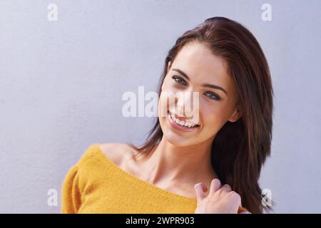 Frau, Lächeln und Mockup mit Mode, Stolz und Porträt mit Pullover für Komfort. Model, glücklich und positiv mit Natürlichkeit, Spaß und Selbstvertrauen für cool Stockfoto