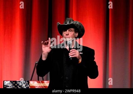 Overland Park, KS, USA. März 2024. Ted Nugent tritt am 8. März 2024 bei der Johnson County Kansas Republican Spendenaktion in Overland Park auf. Quelle: Mark Reinstein/Media Punch/Alamy Live News Stockfoto