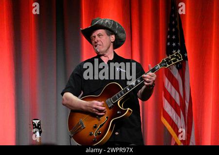 Overland Park, KS, USA. März 2024. Ted Nugent tritt am 8. März 2024 bei der Johnson County Kansas Republican Spendenaktion in Overland Park auf. Quelle: Mark Reinstein/Media Punch/Alamy Live News Stockfoto