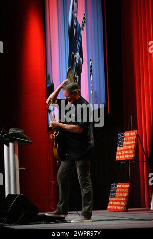 Overland Park, KS, USA. März 2024. Ted Nugent tritt am 8. März 2024 bei der Johnson County Kansas Republican Spendenaktion in Overland Park auf. Quelle: Mark Reinstein/Media Punch/Alamy Live News Stockfoto