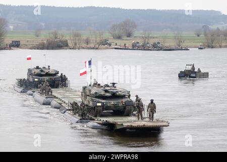 Korzeniewo, Polen. März 2024. Französische und polnische Soldaten nehmen an einer gemeinsamen militärischen Übung mit Streitkräften aus mehreren NATO-Ländern auf der Weichsel Teil. Rund 20.000 Soldaten aus neun NATO-Ländern nehmen an der Übung Dragon 24 auf Polens längstem Fluss Teil. Die Überquerung der Weichsel ist ein Test der Zusammenarbeit zwischen den Streitkräften an Land, auf See, in der Luft und im Cyberspace. Quelle: Sebastian Kahnert/dpa/Alamy Live News Stockfoto