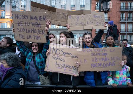 Madrid, Spanien. März 2024. Mehrere Frauen schreien Slogans, während sie Plakate halten während einer Demonstration unter der Leitung der 8M-Kommission am Internationalen Frauentag. Von Atocha bis Plaza de Colon, unter dem Motto „Patriarchat, Völkermorde und Privilegien, es ist vorbei“, schließen sich die Demonstranten zusammen, um sexistische Gewalt zu bekämpfen und hart erkämpfte Rechte zu schützen. Quelle: SOPA Images Limited/Alamy Live News Stockfoto