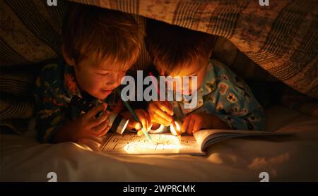 Taschenlampe, Decke und Kinder in der Nacht mit Glück in der Dunkelheit, mit Zeichnung in einem Buch. Freunde, entspannen Sie sich und skizzieren Sie mit Taschenlampe oder Licht auf Notizbuch Stockfoto