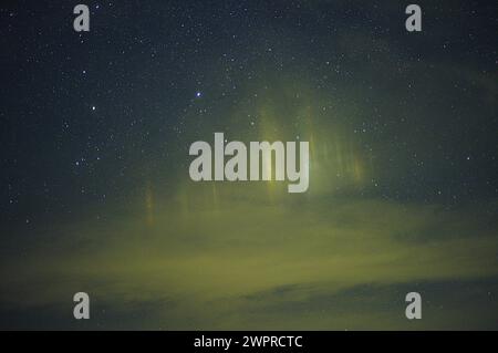 Durtal, Frankreich. Dezember 2023. © PHOTOPQR/LE COURRIER DE L'OUEST/AURELIEN BREAU ; DURTAL ; 20/12/2023 ; LIGHTS PILLARS OBSERVED DANS LA NUIT DU 8 MARS 2024 A DURTAL CREDIT: MAXPPP/ALAMY LIVE NEWS Stockfoto