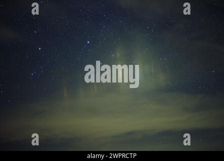 Durtal, Frankreich. Dezember 2023. © PHOTOPQR/LE COURRIER DE L'OUEST/AURELIEN BREAU ; DURTAL ; 20/12/2023 ; LIGHTS PILLARS OBSERVED DANS LA NUIT DU 8 MARS 2024 A DURTAL CREDIT: MAXPPP/ALAMY LIVE NEWS Stockfoto