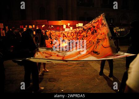 Monterrey, Mexiko. März 2024. Frauen nehmen am 8. März 2024 mit Bannern und Schildern an den internationalen Demonstrationen zum Frauentag in Monterrey, Mexiko, Teil. Foto: Paola Santoy/Long Visual Press Credit: Long Visual Press/Alamy Live News Stockfoto