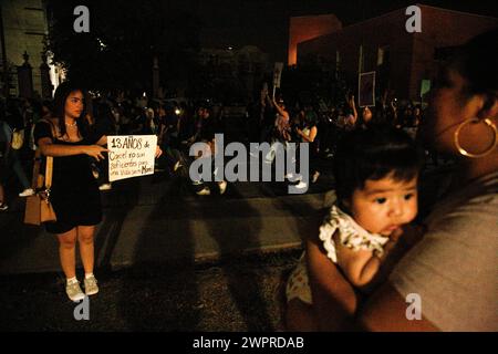 Monterrey, Mexiko. März 2024. Frauen nehmen am 8. März 2024 mit Bannern und Schildern an den internationalen Demonstrationen zum Frauentag in Monterrey, Mexiko, Teil. Foto: Paola Santoy/Long Visual Press Credit: Long Visual Press/Alamy Live News Stockfoto