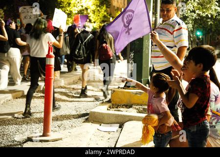 Monterrey, Mexiko. März 2024. Eine Familie winkt zu der Demonstration während der internationalen Frauentag-Demonstrationen in Monterrey, Mexiko am 8. März 2024. Foto: Paola Santoy/Long Visual Press Credit: Long Visual Press/Alamy Live News Stockfoto