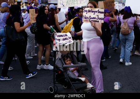 Monterrey, Mexiko. März 2024. Frauen nehmen am 8. März 2024 mit Bannern und Schildern an den internationalen Demonstrationen zum Frauentag in Monterrey, Mexiko, Teil. Foto: Paola Santoy/Long Visual Press Credit: Long Visual Press/Alamy Live News Stockfoto