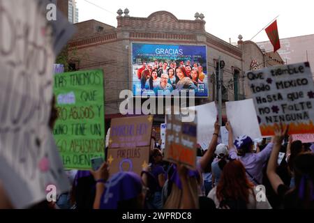 Monterrey, Mexiko. März 2024. Frauen nehmen am 8. März 2024 mit Bannern und Schildern an den internationalen Demonstrationen zum Frauentag in Monterrey, Mexiko, Teil. Foto: Paola Santoy/Long Visual Press Credit: Long Visual Press/Alamy Live News Stockfoto