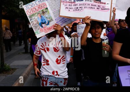 Monterrey, Mexiko. März 2024. Frauen nehmen am 8. März 2024 mit Bannern und Schildern an den internationalen Demonstrationen zum Frauentag in Monterrey, Mexiko, Teil. Foto: Paola Santoy/Long Visual Press Credit: Long Visual Press/Alamy Live News Stockfoto