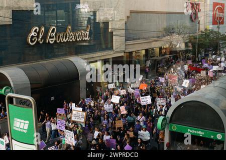 Monterrey, Mexiko. März 2024. Frauen nehmen am 8. März 2024 mit Bannern und Schildern an den internationalen Demonstrationen zum Frauentag in Monterrey, Mexiko, Teil. Foto: Paola Santoy/Long Visual Press Credit: Long Visual Press/Alamy Live News Stockfoto